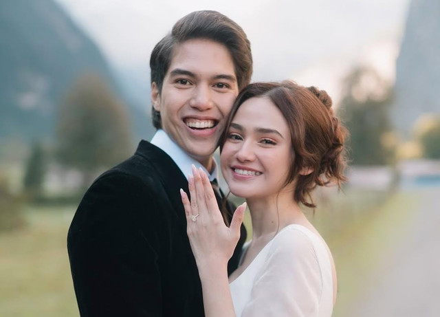 Momen El Rumi lamar Syifa Hadju. Foto: Instagram/@syifahadjureal