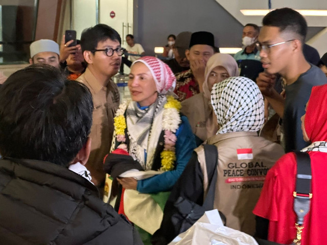 Aktivis Indonesia di Global Sumud Flotilla, Wanda Hamidah tiba di Bandara Soekarno-Hatta. Foto: Dok. IGPC