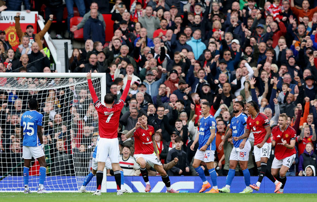 Benjamin Sesko dari Manchester United merayakan gol kedua mereka saat pertandingan Manchester United vs Sunderland di Old Trafford, Manchester, Britania Raya, Sabtu (4/10/2025). Foto: Scott Heppell/REUTERS