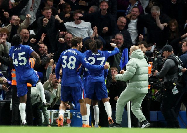 Enzo Maresca selebrasi bersama pemain Chelsea saat lawan Liverpool dalam laga pekan ketujuh Liga Inggris 2025/26 di Stadion Stamford Bridge, Sabtu (4/10) malam WIB. Foto: REUTERS/David Klein