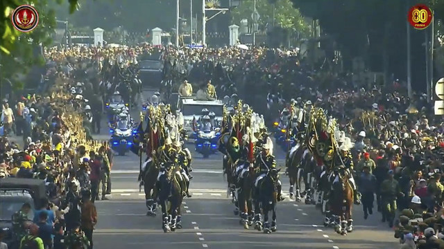 Pasukan berkuda kawal Presiden Prabowo Subianto dalam peringatan Hari Ulang Tahun (HUT) ke-80 Tentara Nasional Indonesia (TNI) di Lapangan Silang Monumen Nasional (Monas), Jakarta Pusat, Minggu (5/10/2025). Foto: YouTube/Sekretariat Presiden