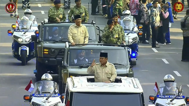 Presiden Prabowo menyapa warga saat menuju lokasi peringatan Hari Ulang Tahun (HUT) ke-80 Tentara Nasional Indonesia (TNI) di Lapangan Silang Monumen Nasional (Monas), Jakarta Pusat, Minggu (5/10/2025). Foto: YouTube/ Puspen TNI  