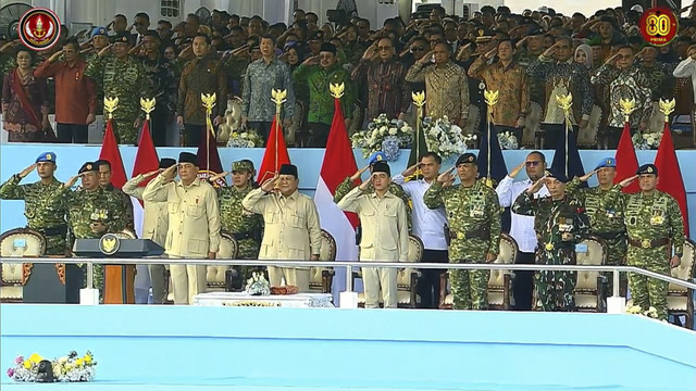 Presiden Prabowo bersama jajaran dalam peringatan Hari Ulang Tahun (HUT) ke-80 Tentara Nasional Indonesia (TNI) di Lapangan Silang Monumen Nasional (Monas), Jakarta Pusat, Minggu (5/10/2025). Foto: YouTube/ Puspen TNI