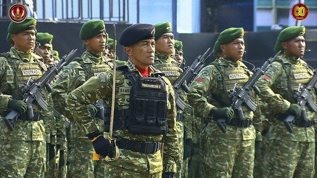 Pasukan upacara peringatan Hari Ulang Tahun (HUT) ke-80 Tentara Nasional Indonesia (TNI) di Lapangan Silang Monumen Nasional (Monas), Jakarta Pusat, Minggu (5/10/2025). Foto: YouTube/ Puspen TNI  