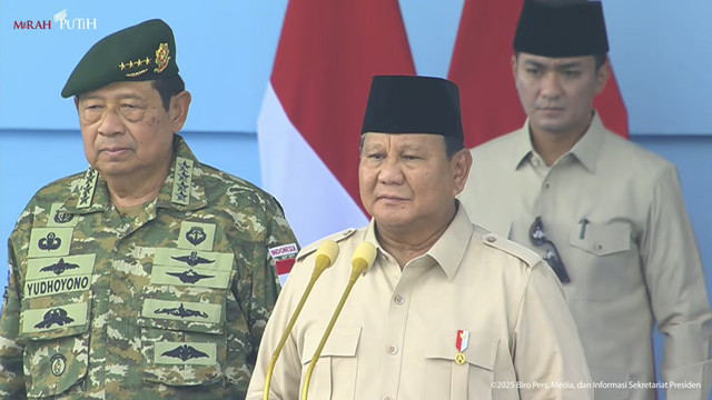 Presiden Prabowo didampingi SBY saat peringatan Hari Ulang Tahun (HUT) ke-80 Tentara Nasional Indonesia (TNI) di Lapangan Silang Monumen Nasional (Monas), Jakarta Pusat, Minggu (5/10/2025). Foto: YouTube/Sekretariat Presiden