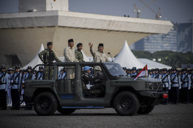 Presiden Prabowo saat meninjau pasukan dalam peringatan Hari Ulang Tahun (HUT) ke-80 Tentara Nasional Indonesia (TNI) di Lapangan Silang Monumen Nasional (Monas), Jakarta Pusat, Minggu (5/10/2025). Foto: Jamal Ramadhan/kumparan