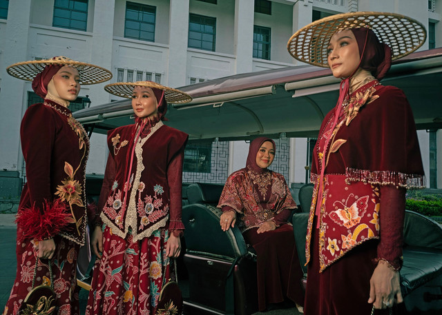 Busana kreasi desainer asal Surabaya, Gita Orlin, yang turut dikenakan Istri Wali Kota Surabaya Rini Eri Cahyadi (duduk). Foto-foto: Dipta Wahyu/BASRA