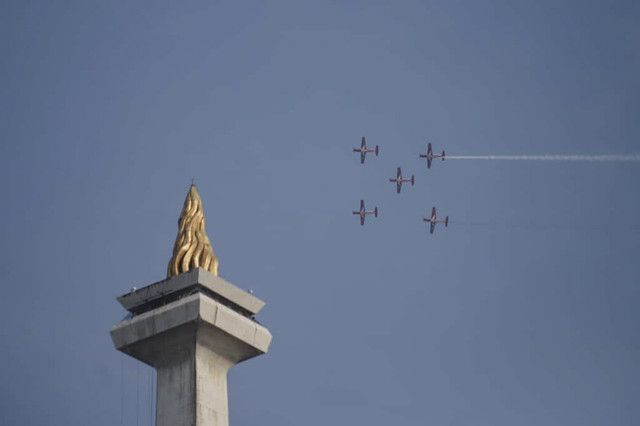 Aksi pesawat udara pada perayaan HUT ke-80 TNI di Monas, Jakarta, Minggu (5/10/2025). Foto: Jamal Ramadhan/kumparan
