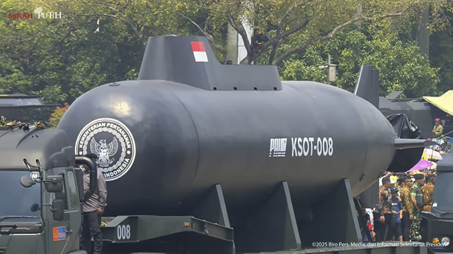 Kapal Selam Autonomous dipamerkan saat peringatan Hari Ulang Tahun (HUT) ke-80 Tentara Nasional Indonesia (TNI) di Lapangan Silang Monumen Nasional (Monas), Jakarta Pusat, Minggu (5/10/2025). Foto: YouTube/Sekretariat Presiden