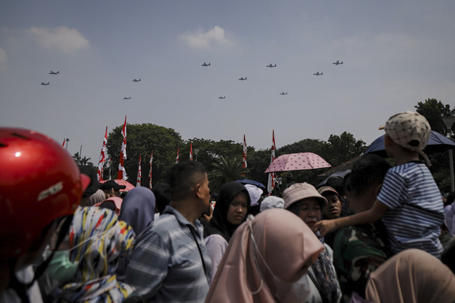 Masyarakat memenuhi area Monas untuk menyaksikan perayaan HUT ke 80 TNI pada Minggu (5/10/2025). Foto: Jamal Ramadhan/kumparan