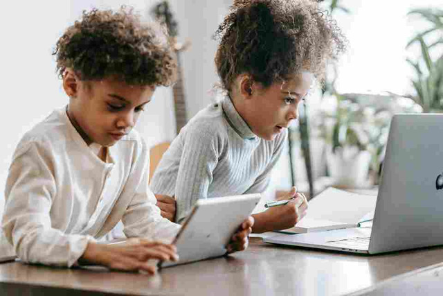 Sumber Foto: Foto oleh Marta Wave: https://www.pexels.com/id-id/foto/boy-in-white-dress-shirt-menggunakan-macbook-air-6437840/
