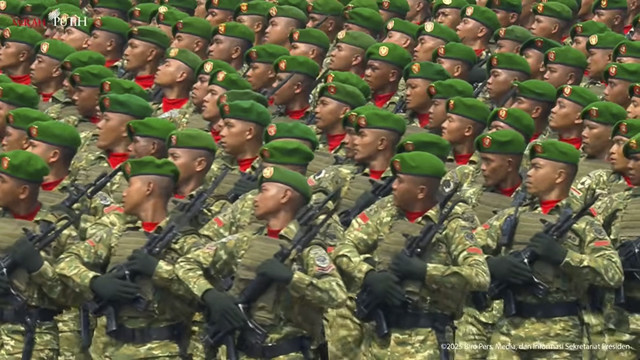 Pasukan TNI AD dengan seragam baru saat defile dalam peringatan Hari Ulang Tahun (HUT) ke-80 Tentara Nasional Indonesia (TNI) di Lapangan Silang Monumen Nasional (Monas), Jakarta Pusat, Minggu (5/10/2025). Foto: YouTube/Sekretariat Presiden