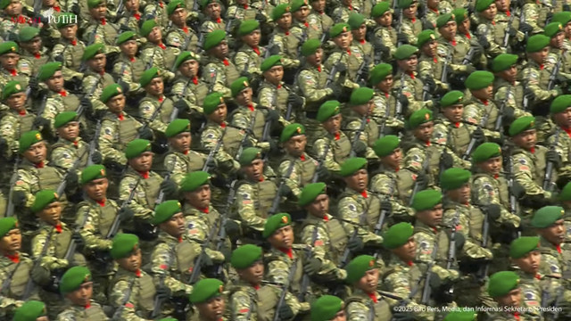 Pasukan TNI AD dengan seragam baru saat defile dalam peringatan Hari Ulang Tahun (HUT) ke-80 Tentara Nasional Indonesia (TNI) di Lapangan Silang Monumen Nasional (Monas), Jakarta Pusat, Minggu (5/10/2025). Foto: YouTube/Sekretariat Presiden