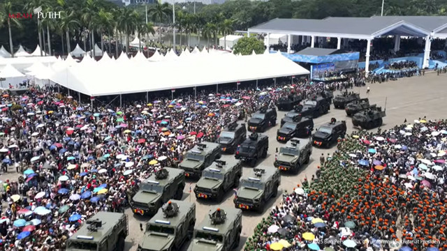 Defile mobil Alutsista dalam peringatan Hari Ulang Tahun (HUT) ke-80 Tentara Nasional Indonesia (TNI) di Lapangan Silang Monumen Nasional (Monas), Jakarta Pusat, Minggu (5/10/2025). Foto: YouTube/Sekretariat Presiden