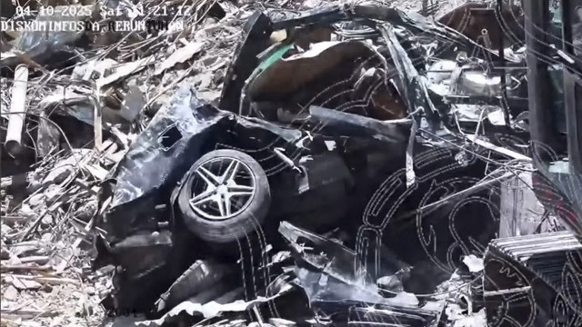 Tim SAR gabungan saat mengevakuasi satu mobil Mercedes-Benz atau Mercy di reruntuhan bangunan ambruk Ponpes Al-Khoziny, Kecamatan Buduran, Sidoarjo. Foto: Dok. Istimewa