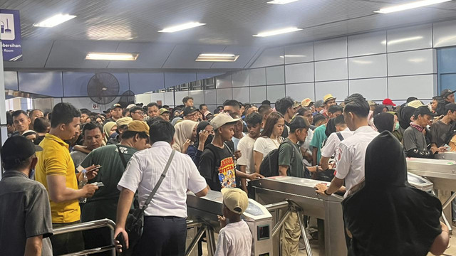 Suasana penumpang padati Stasiun KRL Juanda, Sawah Besar, Jakarta Pusat, Minggu (5/10/2025). Foto: Nasywa Athifah/kumparan