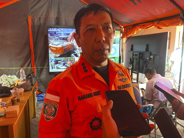 Kepala Kantor SAR Surabaya, Nanang Sigit di posko asrama putri Al-Khoziny, Kecamatan Buduran, Sidoarjo, Minggu (5/10/2025). Foto: Farusma Okta Verdian/kumparan