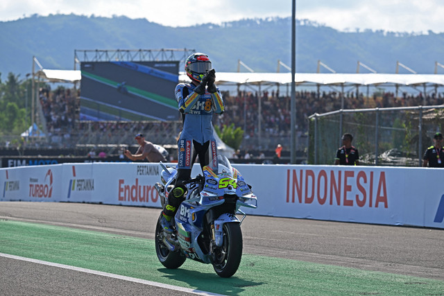 Pebalap tim BK8 Gresini Racing Fermin Aldeguer berselerasi usai menjuarai MotoGP Grand Prix Indonesia di Sirkuit Mandalika, Nusa Tenggara Barat, Indonesia, Minggu (5/10/2025). Foto: Sonny Tumbelaka/AFP