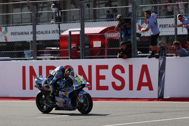 Pebalap tim BK8 Gresini Racing Fermin Aldeguer saat balapan MotoGP Grand Prix Indonesia di Sirkuit Mandalika, Nusa Tenggara Barat, Indonesia, Minggu (5/10/2025). Foto: Willy Kurniawan/REUTERS