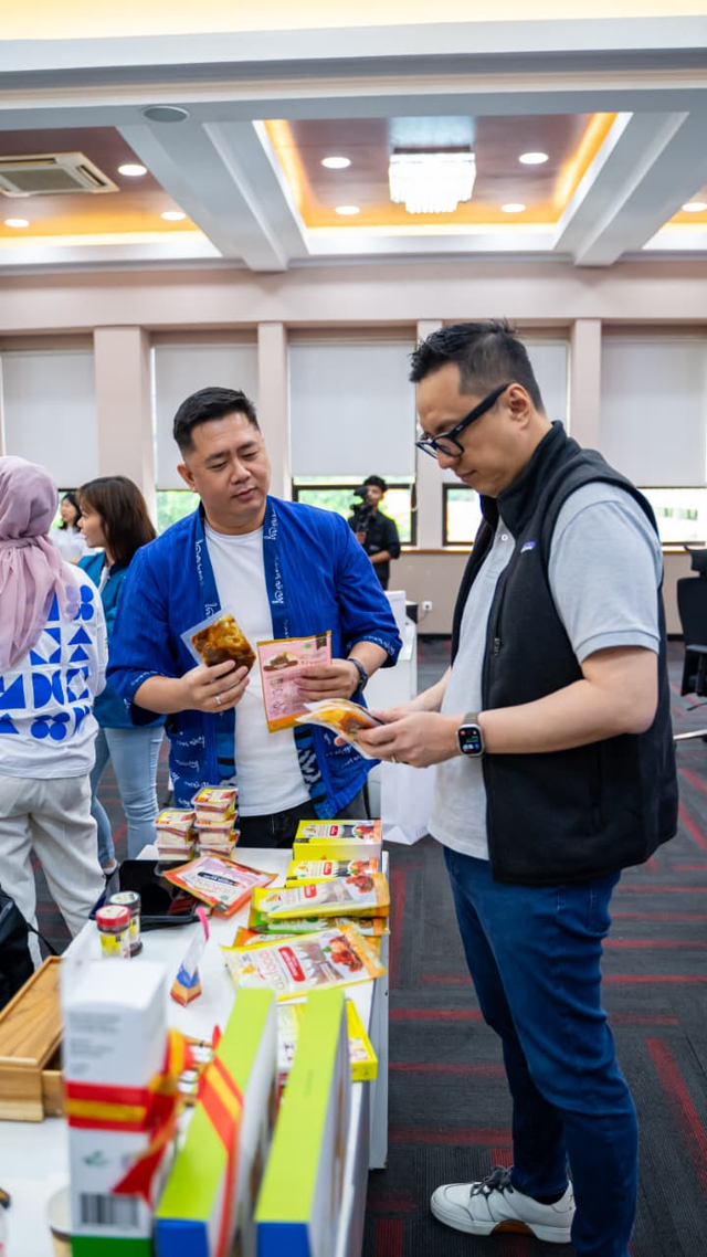 Usaha kuliner asal Padang milik Herry Kurniadi (kedua dari kanan), DBFOODS sukses berkembang dan tembus pasar internasional berkat Pengusaha Muda BRILiaN BRI. Foto: Dok. BRI