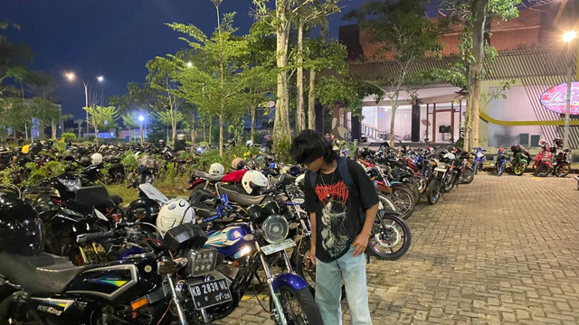 Pengunjung melihat koleksi motor RX-King di acara Jamda XIII King Rattle Club di Qubu Resort. Foto: Dok. Hi!Pontianak