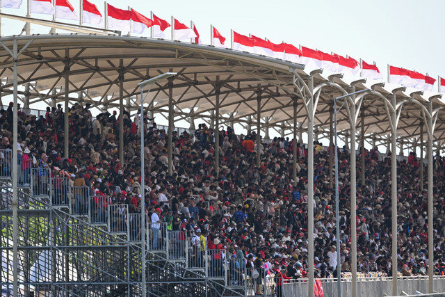 Sejumlah penonton menyaksikan race MotoGP Indonesia 2025 di Sirkuit Internasional Pertamina Mandalika, Lombok Tengah, Nusa Tenggara Barat, Minggu (5/10/2025). Foto: Aditya Pradana Putra/ANTARA FOTO