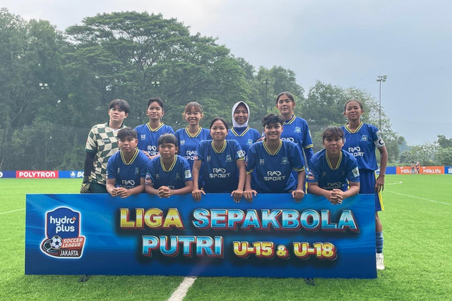Tim Persipo Putri sedang berfoto bersama sebelum bertanding melawan SSB Anjelo di HYDROPLUS Soccer League U-18 Jakarta. Foto: Antika Fahira/kumparan
