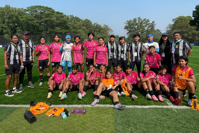 Putri JP Jakarta sedang berfoto bersama setelah menang atas Khenzi United Soccer School di HYDROPLUS Soccer League U-18 Jakarta. Foto: Antika Fahira/kumparan