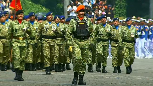 Sekjen Kemhan Letjen Tri Budhi Utomo memimpin defile kompi jenderal TNI pada peringatan Hari Ulang Tahun (HUT) ke-80 Tentara Nasional Indonesia (TNI) di Monas, Jakarta, Minggu (5/10/2025). Foto: YouTube/ Puspen TNI  