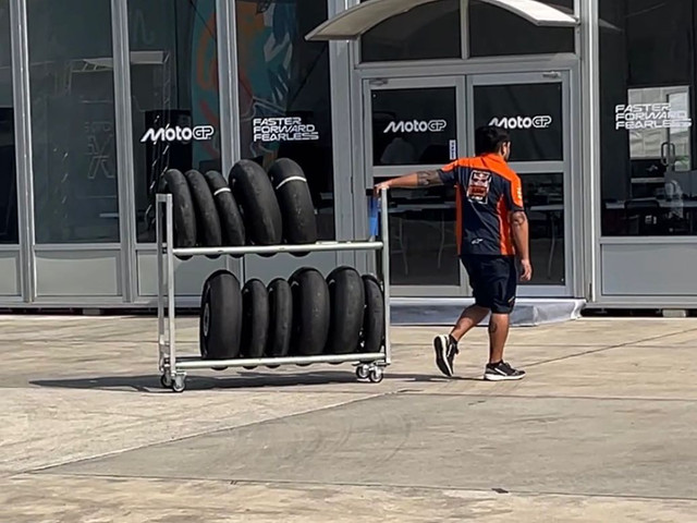 Suasana di balik paddock MotoGP Mandalika 2025. Foto: Syahrul Ghiffari/kumparan