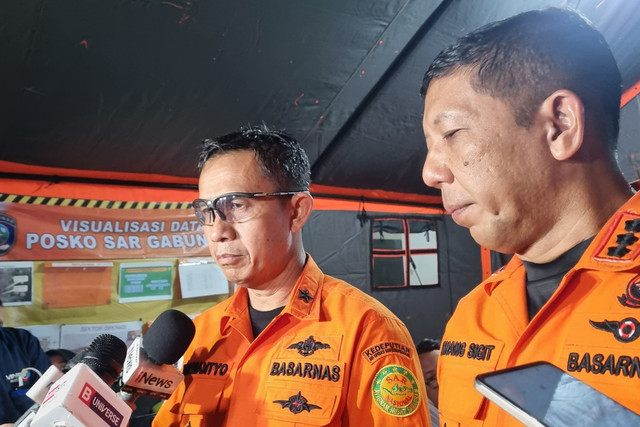 Direktur Operasi Pencarian dan Pertolongan Basarnas Laksamana Pertama TNI Yudhi Bramantyo (kiri) dan Kepala Kantor SAR Surabaya, Nanang Sigit di posko asrama putri Ponpes Al-Khoziny, Kecamatan Buduran, Sidoarjo, Minggu (5/10/2025). Foto: Farusma Okta Verdian/kumparan