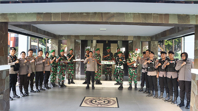 Rombongan jajaran Polresta Manado dipimpin Kapolresta Manado saat mengunjungi kantor satuan TNI di Manado untuk mengucapkan selamat HUT ke-80 TNI, Minggu 5 Oktober 2025.