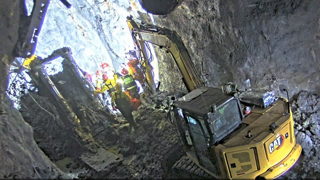 Tim Tanggap Darurat PT FreeportIndonesia (PTFI) pada hari ini, Minggu, 5Oktober 2025, telah menemukan danmengevakuasi 3 (tiga) jenazah rekan kerjadari lokasi insiden luncuran material basahdi Tambang Bawah Tanah Grasberg BlockCave (GBC). Foto: Freeport