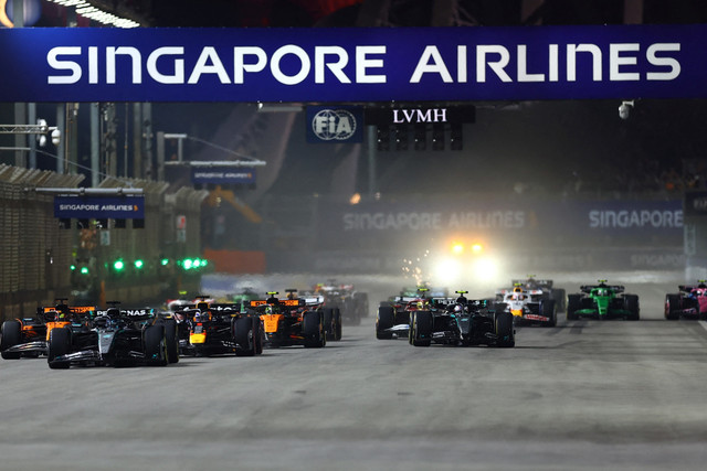 Sejumlah pebalap beraksi saat belapan F1 Grand Prix Singapura di Sirkuit Jalan Raya Marina Bay, Singapura, Minggu (5/10/2025). Foto: Athit Perawongmetha/REUTERS