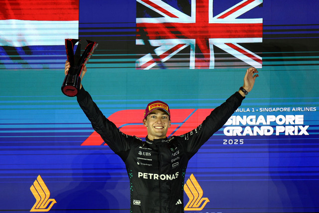 Pebalap tim Mercedes George Russell menjadi juara balapan F1 Grand Prix Singapura di Sirkuit Jalan Raya Marina Bay, Singapura, Minggu (5/10/2025). Foto: Edgar Su/REUTERS