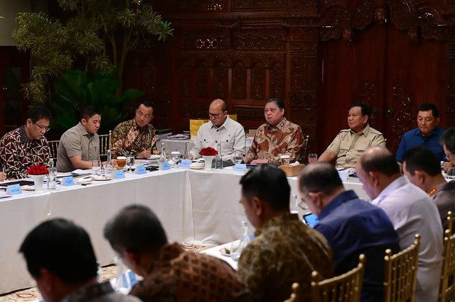 Presiden Prabowo Subianto bersama sejumlah menteri Kabinet Merah Putih menggelar rapat perkembangan berbagai program pada Minggu (5/10/2025). Foto: Instagram/ @sekretariat.kabinet