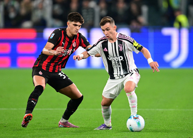 Davide Bartesaghi dan Francisco Conceicao saat Juventus vs AC Milan dalam laga pekan keenam Liga Italia 2025/26 di Stadion Allianz, Minggu (5/10) dini hari WIB. Foto: REUTERS/Daniele Mascolo