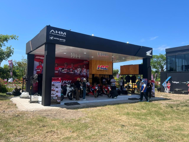 Booth sepeda motor Honda di gelaran MotoGP Mandalika, Minggu (5/10/2025). Foto: Syahrul Ghiffari/kumparan