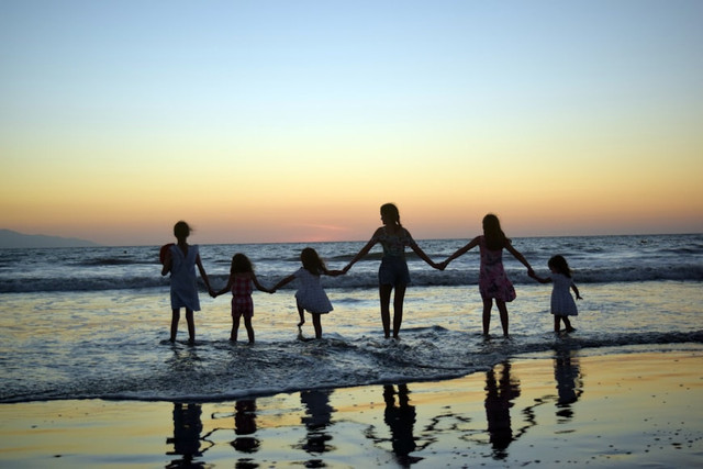 Ilustrasi harga tiket sunset di pantai 2025. Foto: Unsplash Paola Garcia