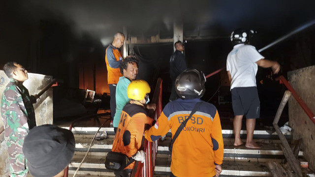 Petugas memadamkam api di Pasar Kota Wonogiri. Foto: Dok. BPBD Jateng