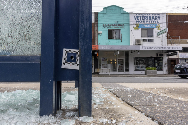 Sebuah penanda bukti ditempatkan di ruang tunggu di lokasi penembakan, yang menewaskan beberapa orang pada hari Minggu, di Croydon Park, Sydney, Australia, Senin (6/10/2025). Foto: AAP/Sitthixay Ditthavong via REUTERS