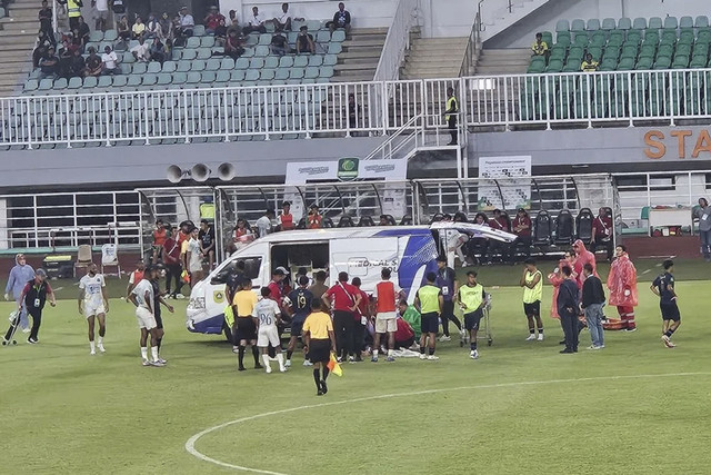 Pemain Persikad Depok, Bil'asqan Tenang (tidak terlihat di kamera), mendapat perawatan medis setelah tidak sadarkan diri pada pertandingan Pegadaian Championship 2025/2026 melawan PSPS Pekanbaru di Stadion Pakansari, Sabtu (4/10/2025). Foto: Rauf Adipati/Antara