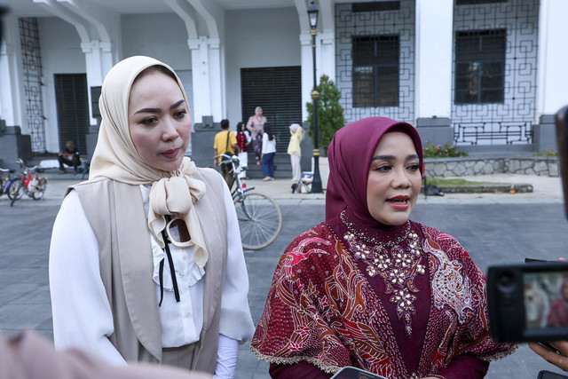 Ketua Dekranasda Kota Surabaya Rini Indriyani (kanan) bersama desainer Gita Orlin. Foto: Diskominfo Surabaya