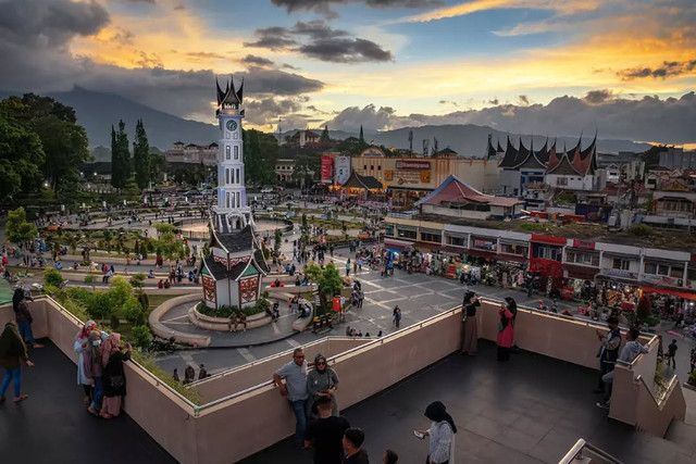 Penampakan Bukitting yang bercorak kolonial dengan Jam Gadangnya. Sumber: https://minangtourism.com/jam-gadang-bukittinggi/
