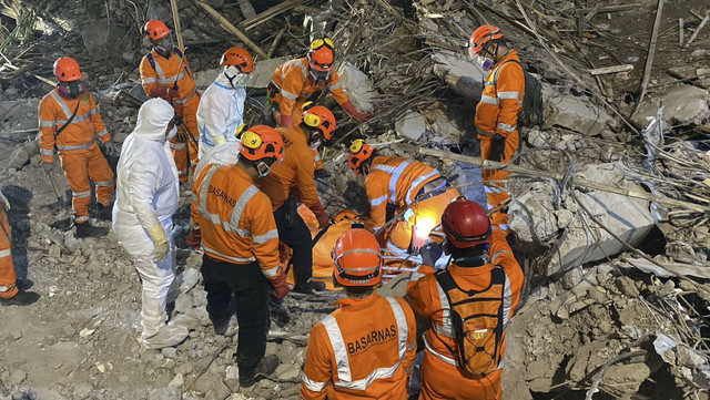 Evakuasi hari ke-7 korban ambruknya musala Ponpes Al Khoziny Sidoarjo. Foto: Dok. Tim SAR