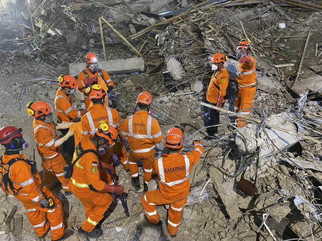 Evakuasi hari ke-7 korban ambruknya musala Ponpes Al Khoziny Sidoarjo. Foto: Dok. Tim SAR