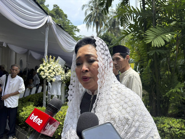 Titiek Soeharto usai melayat mendiang Karlinah Djaja Atmadja, Senin (6/10/2025). Foto: Abid Raihan/kumparan