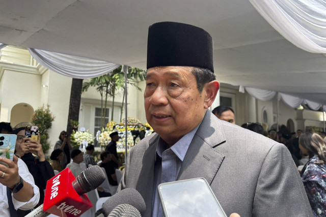 Presiden ke-6 RI, Susilo Bambang Yudhoyono usai melayat mendiang Karlinah Djaja Atmadja, Senin (6/10/2025). Foto: Abid Raihan/kumparan