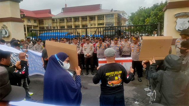 Aksi demo karyawan dealer Bajaj Indonesia bersama dengan para konsumen di depan kantor Polda Sulawesi Utara. (foto: istimewa)