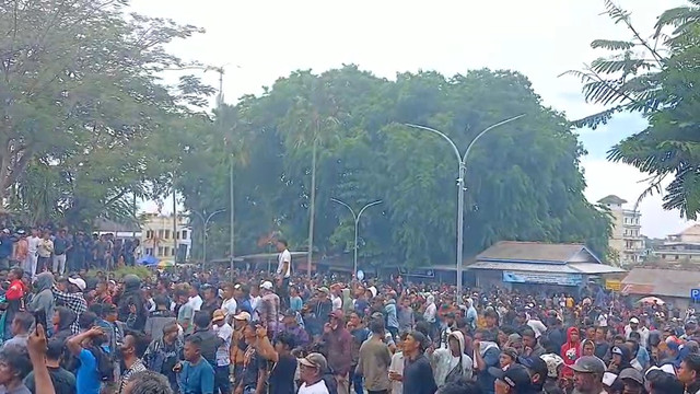Demo berakhir rusuh di halaman kantor PT Timah Tbk di Kota Pangkalpinang, Senin (6/10/2025). Foto: kumparan